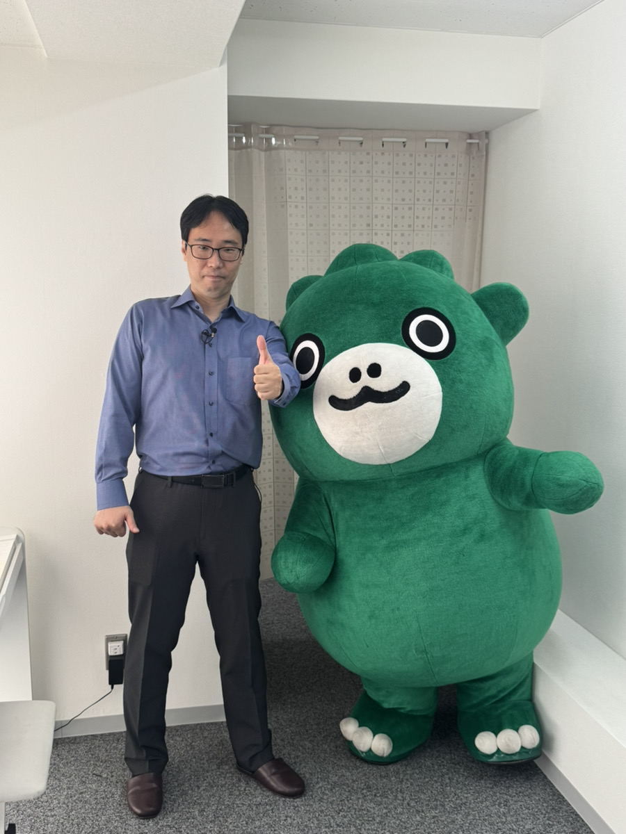 おはスタの撮影に参加した弊社代表:今木とおはスタキャラクターのチビゴジラ