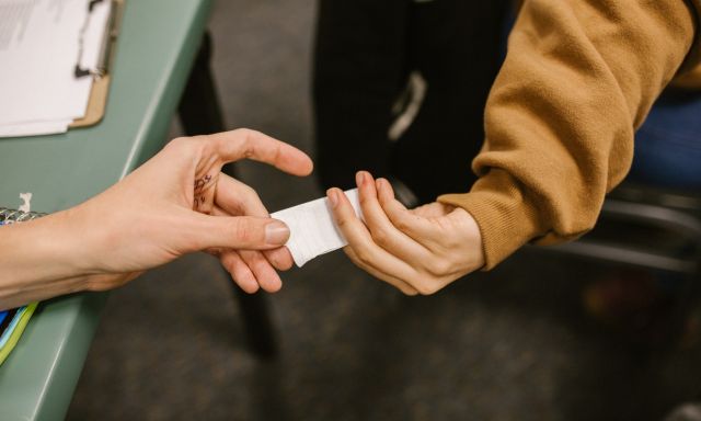 小学生の子どもがカンニングをするのはなぜ？家庭でできる対応を解説